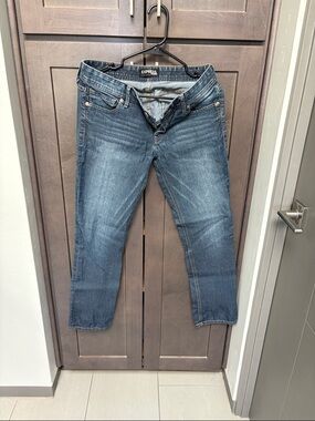 Express Women’s Medium Blue Straight Jeans